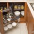 قفسه بندی داخل کابینت آشپزخانه به شیوه ای کاربردی و زیبا