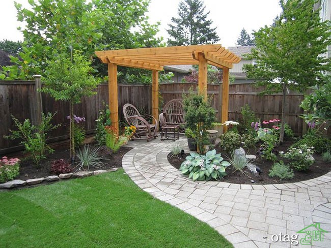 دکور حیاط کوچک با مبلمان ساده و باغچه های بسیار زیبا و کمجا