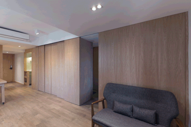 استفاده از دیوار متحرک چوبی در طراحی داخلی آپارتمان 50 متری