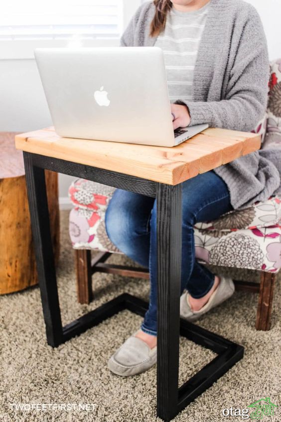 مدل میز کار و لپ تاپ کوچک و جمع و جور مناسب فضاهای کوچک