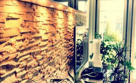 5 اصل دکوراسیونی در استفاده از سنگ آنتیک پشت تلویزیون