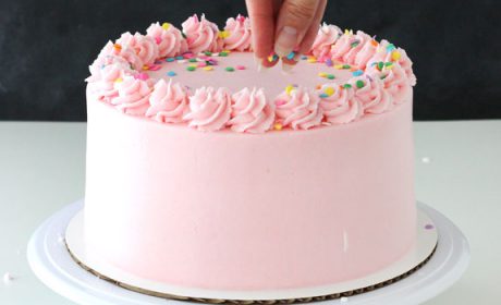 طرز تهیه کیک تولد خامه ای در خانه حرفه ای اما ساده!