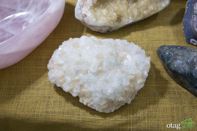 مدل سنگ کریستالی تزیینی بسیار زیبا برای دکوراسیون داخلی خانه