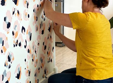 روش استفاده از کاغذ دیواری موقت با قابلیت جابجایی در منزل