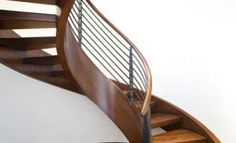 طرح‌های جدید پله گرد چوبی برای منازل و مغازه‌های دوبلکس