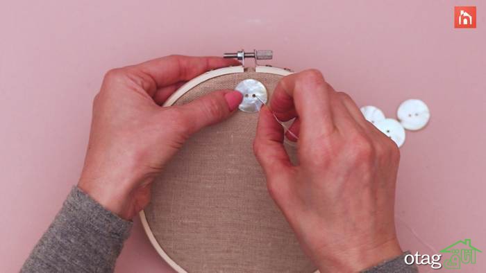 ایده ساخت ساعت دیواری با حلقه گلدوزی چوبی و پارچه کتان