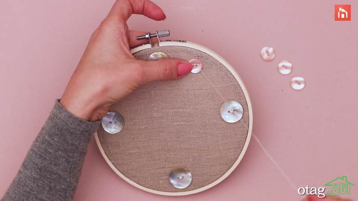 ایده ساخت ساعت دیواری با حلقه گلدوزی چوبی و پارچه کتان