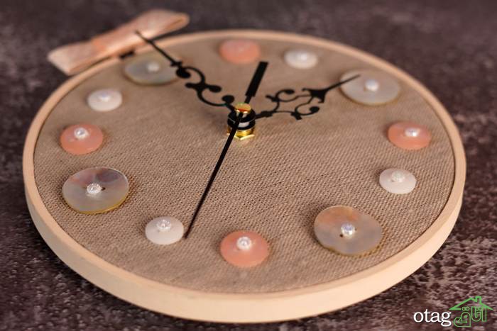 ایده ساخت ساعت دیواری با حلقه گلدوزی چوبی و پارچه کتان