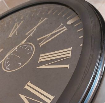 لیست قیمت خرید 24 مدل ساعت دیواری چوبی شیک در بازار
