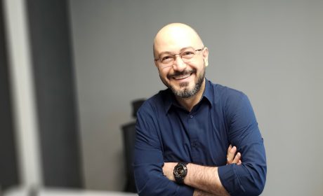 پشت مبل‌های اسنوا، این مرد ایستاده است