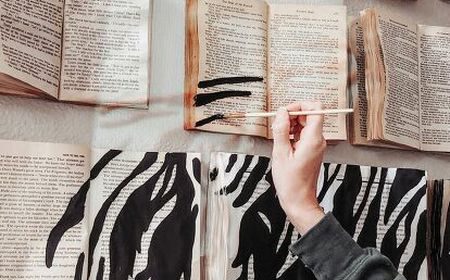 ایده‌ی تزیین دیوار با کتاب‌ها؛ ترکیبی جذاب از هنر و ادبیات