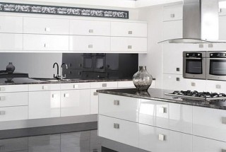 عکس کابینت های گلاس در آشپزخانه هایی با دکوراسیون کاملا مدرن