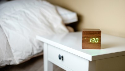 جدیدترین و جالب ترین مدل های ساعت رومیزی برای اتاق خواب  